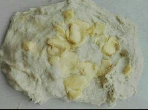 用后油法揉面，除黄油外所有材料混合，揉至可以拉出大片厚膜，加入软化黄油