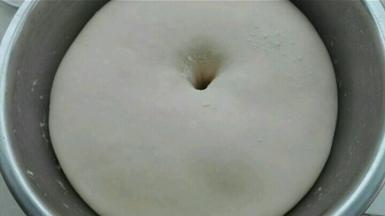 揉好的面团进行发酵至手指戳洞，不回缩不塌陷即可