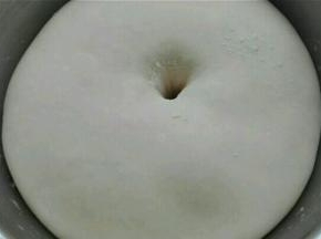 揉好的面团进行发酵至手指戳洞，不回缩不塌陷即可