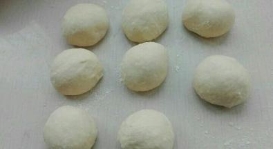 发酵好的面团取出排气，等分八份，滚圆，醒发20分钟