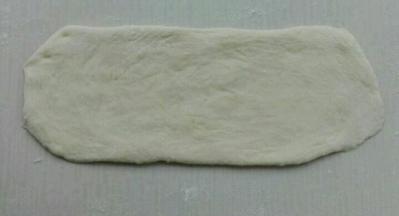 取一个面团擀成椭圆形