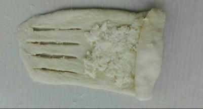 上面部分划开几道，下面部分抹椰蓉，自下而上卷起来