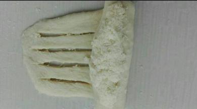 卷到划口处，在抹上点椰蓉，继续卷起来