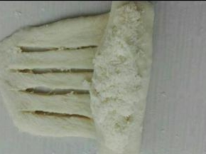 卷到划口处，在抹上点椰蓉，继续卷起来