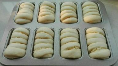 依次做好放入模具，第二次发酵到原来1.5倍大，表面刷蛋液