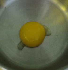 鸡蛋黄放入奶锅中