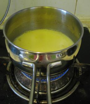 把奶锅用小火加热并不断搅拌，直到奶锅里的液体受热后开始有沸腾的趋势，立即离开火源。