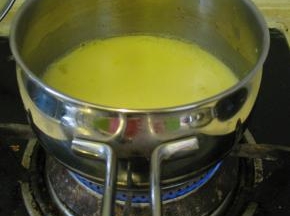 把奶锅用小火加热并不断搅拌，直到奶锅里的液体受热后开始有沸腾的趋势，立即离开火源。