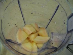 桃切块放入料理机中打成果泥，放入冰箱中冷藏1小时