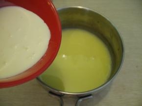 关火后，立即倒入刚从冰箱取出的淡奶油，并搅拌均匀