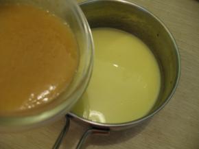 冷藏过的果泥倒入奶锅中，搅拌均匀