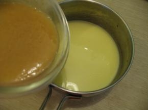 冷藏过的果泥倒入奶锅中，搅拌均匀