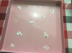 打蛋头上的蛋白霜弄点在烤盘上