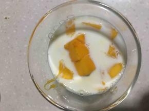 倒入牛奶。