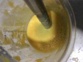 用料理棒高速档打制30秒左右，至芒果成泥、与牛奶混合成糊状即可。