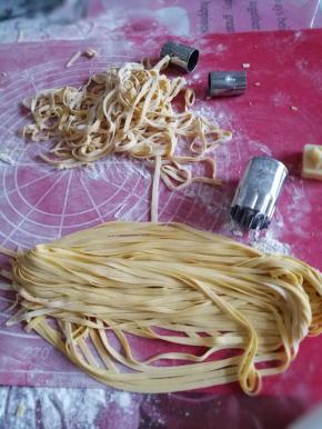 压面机从1档开始压，压到6档，做成面条