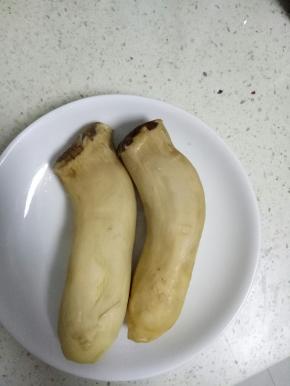 把蒸好的杏鲍菇取出稍稍放一下，不烫手在把杏鲍菇撕成细条（撕好的图忘拍了）