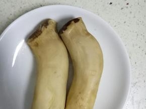 把蒸好的杏鲍菇取出稍稍放一下，不烫手在把杏鲍菇撕成细条（撕好的图忘拍了）