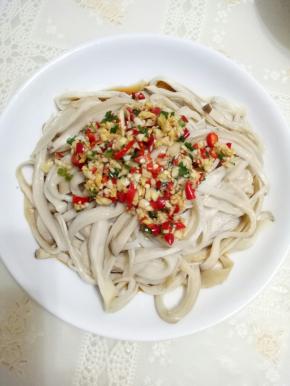把撕好的杏鲍菇放入盘中，然后把姜葱蒜末、小米椒、芝麻油、生抽、米醋、糖、盐放入碗中搅拌均匀后淋在上面，拌匀就可以了。