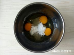 室温鸡蛋打入盆中，加入糖。打蛋器先开低速把鸡蛋和糖混合，