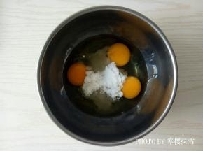 室温鸡蛋打入盆中，加入糖。打蛋器先开低速把鸡蛋和糖混合，
