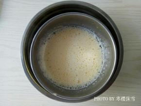 全蛋液用隔温水加热的方式，打发