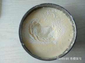 筛入面粉，翻拌均匀无干粉