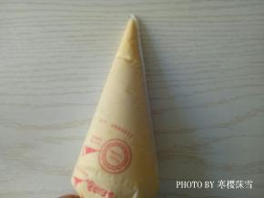 翻拌好的面糊装入裱花袋