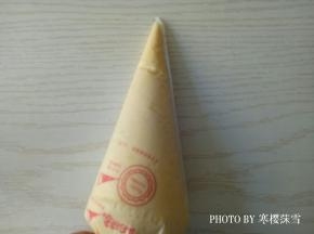 翻拌好的面糊装入裱花袋