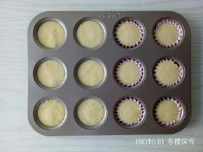 装入模具中，八分满