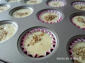 表面撒上白芝麻点缀。