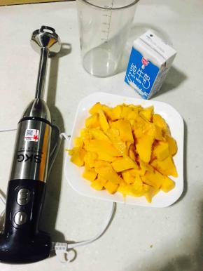 芒果切成粒，纯牛奶、料理棒、搅拌杯等备好。