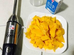芒果切成粒，纯牛奶、料理棒、搅拌杯等备好。