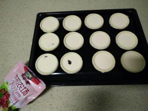 倒入蛋挞液8分满，放上蔓越莓果干