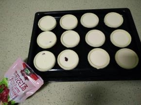 倒入蛋挞液8分满，放上蔓越莓果干