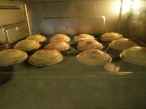 放入预热好的烤箱180度30分钟左右，看到有小焦点即可