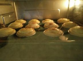 放入预热好的烤箱180度30分钟左右，看到有小焦点即可