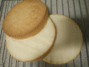 锯齿刀烫热后把蛋糕均匀的分成3等份