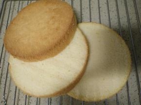 锯齿刀烫热后把蛋糕均匀的分成3等份