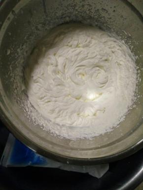 隔冰水打发动物淡奶油至硬性
