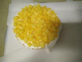 铺上满满的水果奶油