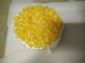 铺上满满的水果奶油