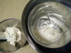 打发好的淡奶油加入牙签尖的食用色素拌匀