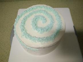 直接放入裱花袋里剪小口，沿着牙签的位置挤出蓝色条纹