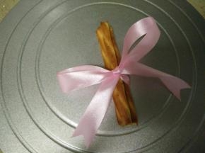 饼干棒用丝带扎出蝴蝶结