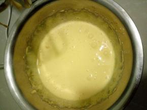 蛋黄加糖搅打到颜色变浅，体积增大