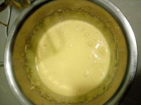 蛋黄加糖搅打到颜色变浅，体积增大