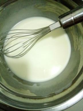 现在做蛋糕，牛奶加玉米油搅匀乳化，看不到油点