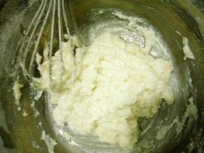 筛入低筋粉拌匀