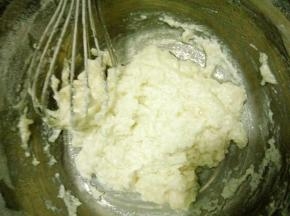 筛入低筋粉拌匀